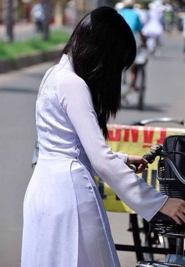 白いアオザイを着たベトナム人女性学生